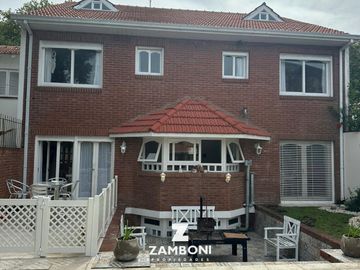 Importante chalet en venta frente a Plaza Del Agua