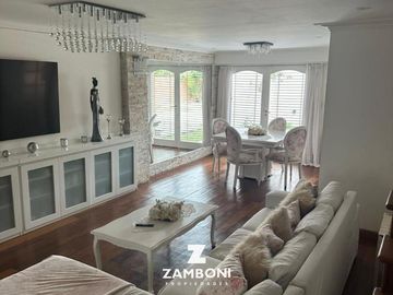 Importante chalet en venta frente a Plaza Del Agua