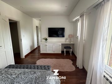 Importante chalet en venta frente a Plaza Del Agua