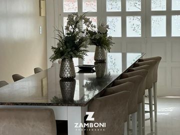 Importante chalet en venta frente a Plaza Del Agua
