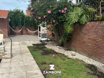 Importante chalet en venta frente a Plaza Del Agua