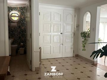 Importante chalet en venta frente a Plaza Del Agua