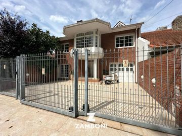 Importante chalet en venta frente a Plaza Del Agua