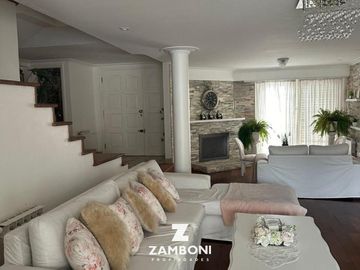 Importante chalet en venta frente a Plaza Del Agua