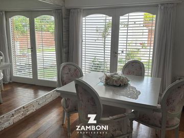 Importante chalet en venta frente a Plaza Del Agua