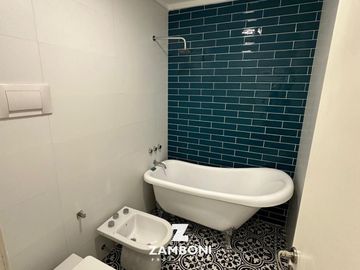 Importante chalet en venta frente a Plaza Del Agua