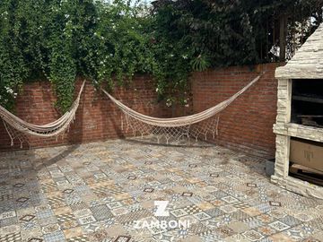 Importante chalet en venta frente a Plaza Del Agua