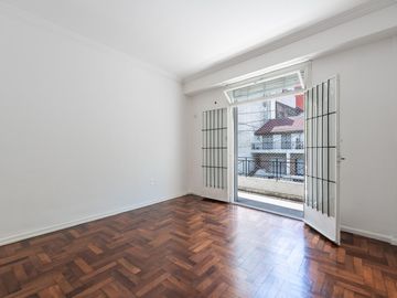 Increíble departamento de 4 ambientes refaccionado con balcón en venta