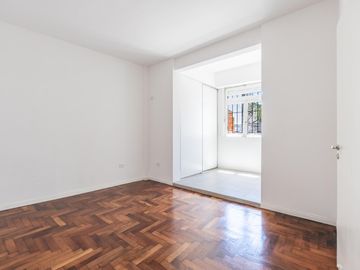 Increíble departamento de 4 ambientes refaccionado con balcón en venta