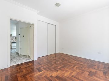 Increíble departamento de 4 ambientes refaccionado con balcón en venta