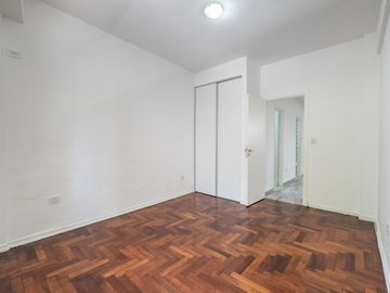 Increíble departamento de 4 ambientes refaccionado con balcón en venta