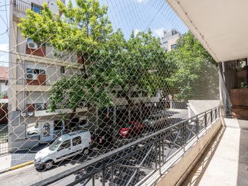 Increíble departamento de 4 ambientes refaccionado con balcón en venta