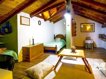 Casa en venta en Beccar Dos locales con amplia vivienda, apta para usos múltiples. Lote 353 m2.