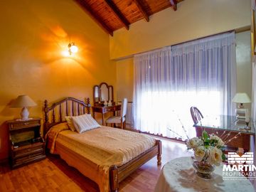 Casa en venta en Beccar Dos locales con amplia vivienda, apta para usos múltiples. Lote 353 m2.