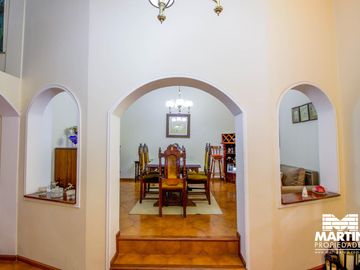Casa en venta en Beccar Dos locales con amplia vivienda, apta para usos múltiples. Lote 353 m2.
