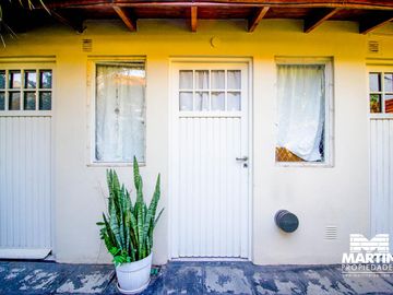 Casa en venta en Beccar Dos locales con amplia vivienda, apta para usos múltiples. Lote 353 m2.