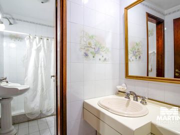 Casa en venta en Beccar Dos locales con amplia vivienda, apta para usos múltiples. Lote 353 m2.