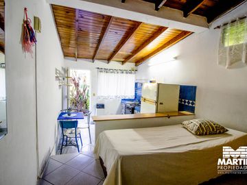 Casa en venta en Beccar Dos locales con amplia vivienda, apta para usos múltiples. Lote 353 m2.