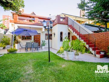 Casa en venta en Beccar Dos locales con amplia vivienda, apta para usos múltiples. Lote 353 m2.