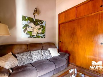 Casa en venta en Beccar Dos locales con amplia vivienda, apta para usos múltiples. Lote 353 m2.