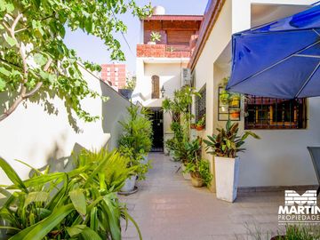 Casa en venta en Beccar Dos locales con amplia vivienda, apta para usos múltiples. Lote 353 m2.
