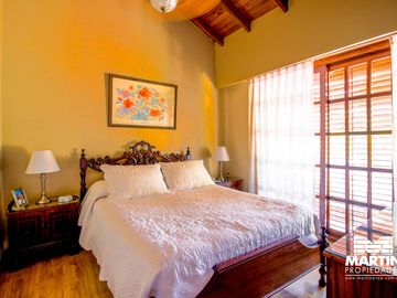 Casa en venta en Beccar Dos locales con amplia vivienda, apta para usos múltiples. Lote 353 m2.