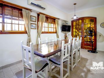 Casa en venta en Beccar Dos locales con amplia vivienda, apta para usos múltiples. Lote 353 m2.