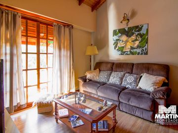 Casa en venta en Beccar Dos locales con amplia vivienda, apta para usos múltiples. Lote 353 m2.
