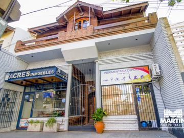 Casa en venta en Beccar Dos locales con amplia vivienda, apta para usos múltiples. Lote 353 m2.