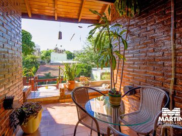 Casa en venta en Beccar Dos locales con amplia vivienda, apta para usos múltiples. Lote 353 m2.