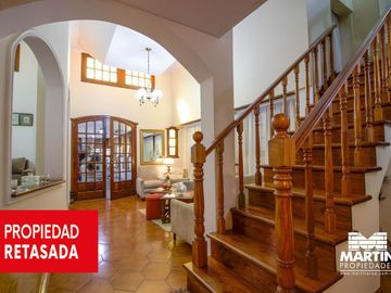 Casa en venta en Beccar Dos locales con amplia vivienda, apta para usos múltiples. Lote 353 m2.