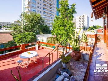 Casa en venta en Beccar Dos locales con amplia vivienda, apta para usos múltiples. Lote 353 m2.