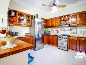 Casa en venta en Beccar Dos locales con amplia vivienda, apta para usos múltiples. Lote 353 m2.