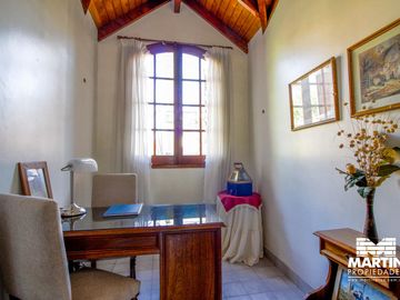 Casa en venta en Beccar Dos locales con amplia vivienda, apta para usos múltiples. Lote 353 m2.