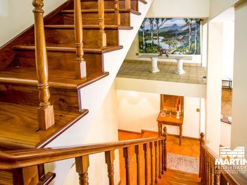 Casa en venta en Beccar Dos locales con amplia vivienda, apta para usos múltiples. Lote 353 m2.