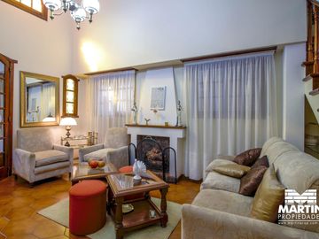 Casa en venta en Beccar Dos locales con amplia vivienda, apta para usos múltiples. Lote 353 m2.
