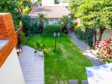 Casa en venta en Beccar Dos locales con amplia vivienda, apta para usos múltiples. Lote 353 m2.