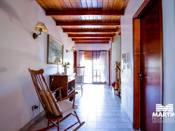 Casa en venta en Beccar Dos locales con amplia vivienda, apta para usos múltiples. Lote 353 m2.