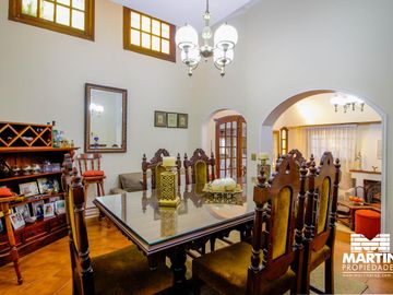Casa en venta en Beccar Dos locales con amplia vivienda, apta para usos múltiples. Lote 353 m2.