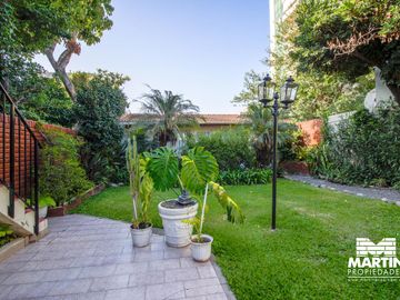 Casa en venta en Beccar Dos locales con amplia vivienda, apta para usos múltiples. Lote 353 m2.
