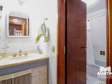 Casa en venta en Beccar Dos locales con amplia vivienda, apta para usos múltiples. Lote 353 m2.