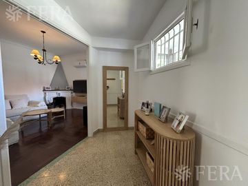 Venta de casa de 4 ambientes con cochera en Bernal