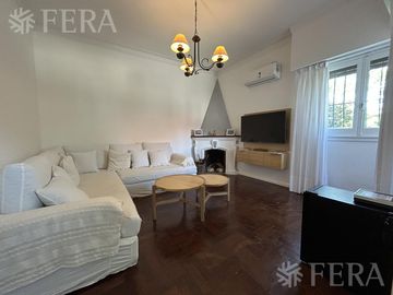 Venta de casa de 4 ambientes con cochera en Bernal