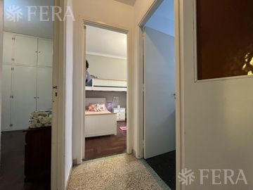 Venta de casa de 4 ambientes con cochera en Bernal