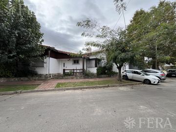 Venta de casa de 4 ambientes con cochera en Bernal