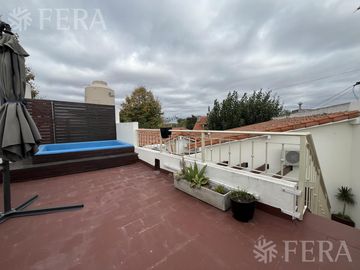 Venta de casa de 4 ambientes con cochera en Bernal