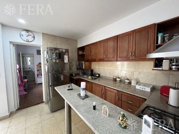 Venta de casa de 4 ambientes con cochera en Bernal