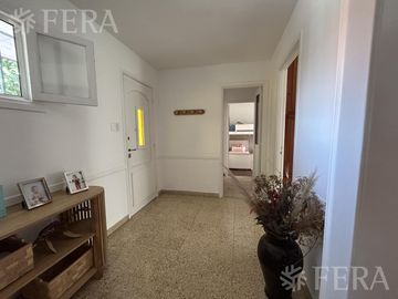 Venta de casa de 4 ambientes con cochera en Bernal