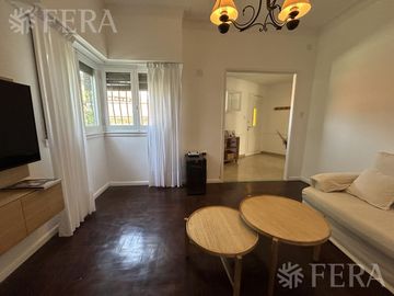 Venta de casa de 4 ambientes con cochera en Bernal