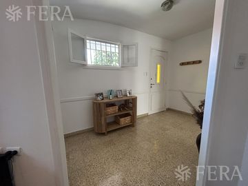 Venta de casa de 4 ambientes con cochera en Bernal
